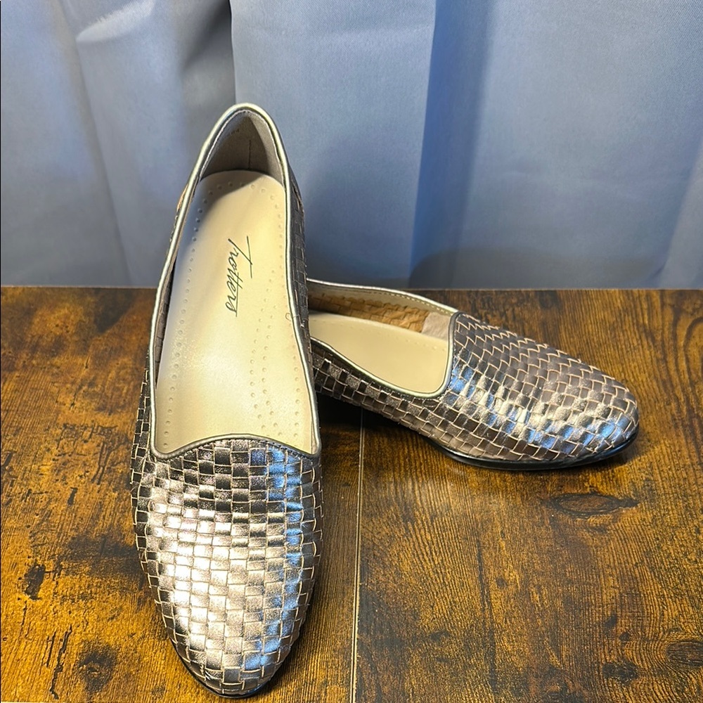 Trotters Gold and Pink Flats Woven Loafers